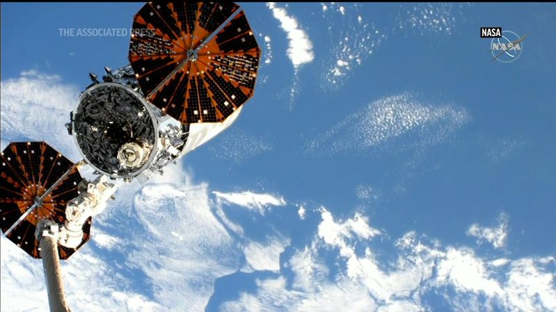 Od ISS se odpoutala loď Cygnus. Před zánikem se v ní provedou pokusy
